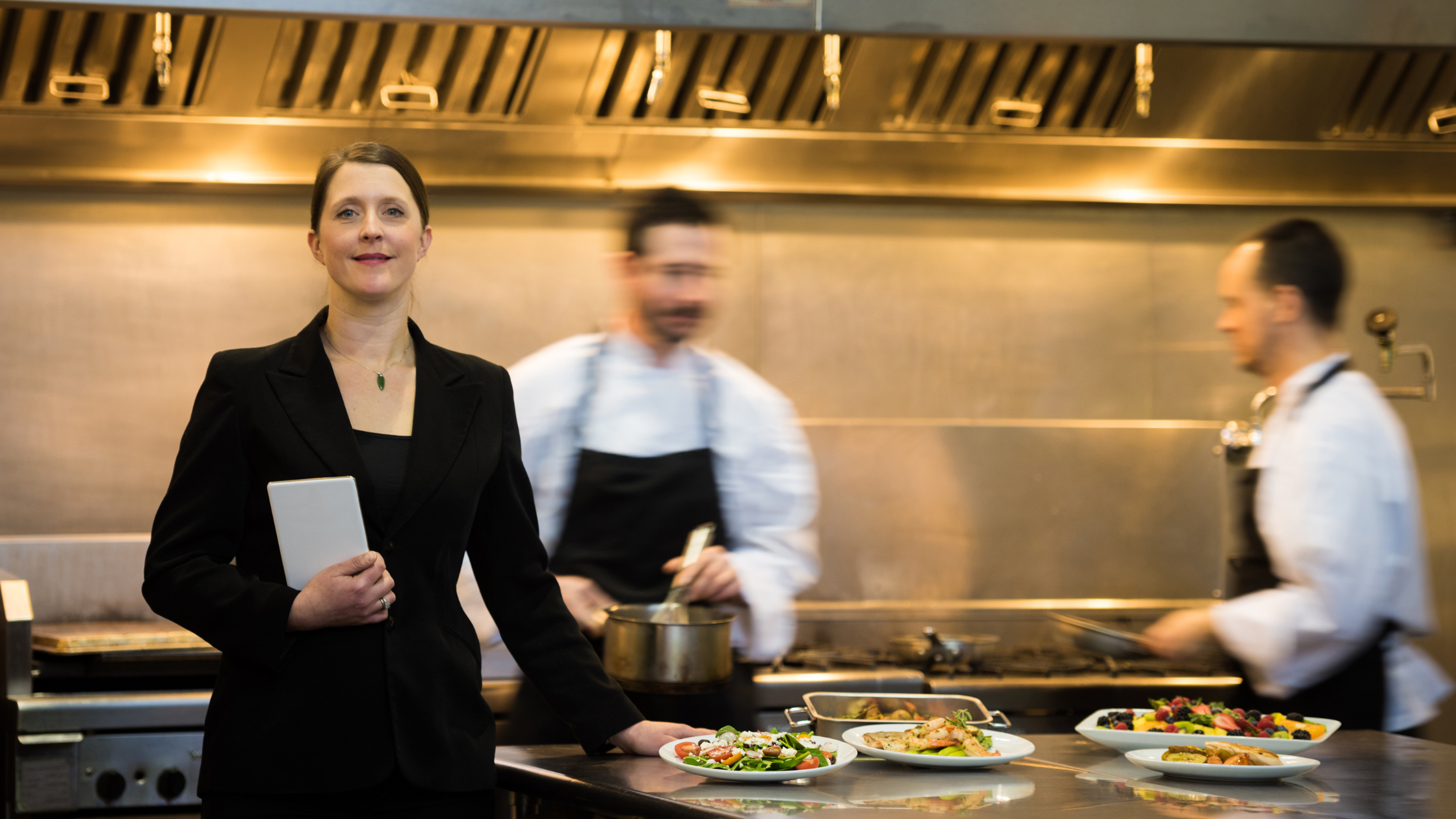 gestore di un’attività ristorativa che ottimizza la gestione ristorante grazie al monitoraggio delle fatture